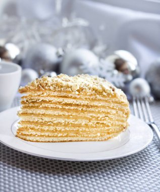 Katman pastasından muhallebi ve bir plaka üzerinde ceviz ile 