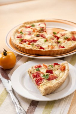 Tuzlu koyun peyniri ve domates ile tart