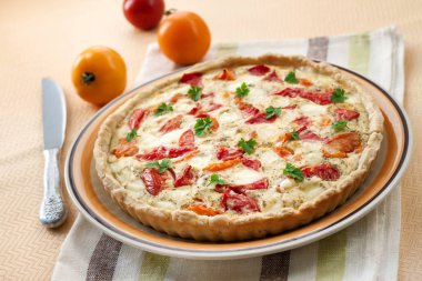 Tuzlu koyun peyniri ve domates ile tart