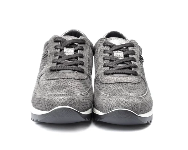 Zapatillas de deporte de gamuza femenina gris aisladas sobre fondo blanco con camino de recorte —  Fotos de Stock