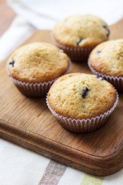 Bir ahşap tahta üzerinde yaban mersini ile ev yapımı kek