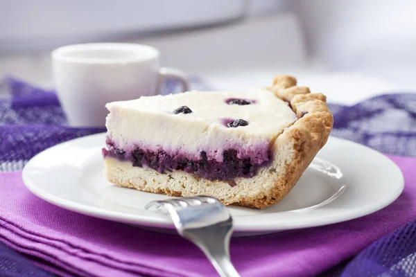 Stück Käsekuchen mit Blaubeeren auf einem Teller — Stockfoto