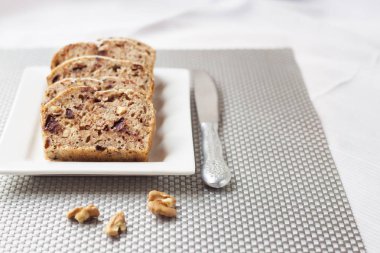 ceviz ve Bitter çikolata Muzlu Kek