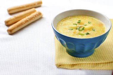 Peynir çorbası ile tavuk, patates ve zerdeçal