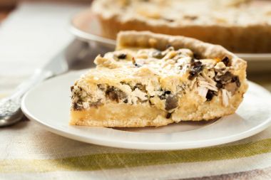 Tavuk mantar ve peynir ile tart