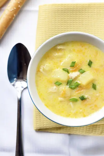Сирний суп з куркою, картоплею та куркою. Вид зверху — стокове фото