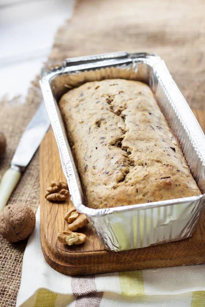 Pastel de plátano con nueces y chocolate negro en estaño de aluminio para hornear — Foto de Stock