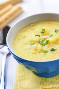 Peynir çorbası ile tavuk, patates ve zerdeçal