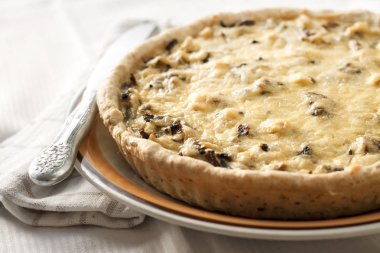 Tavuk mantar ve peynir ile tart