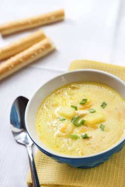 Peynir çorbası ile tavuk, patates ve zerdeçal