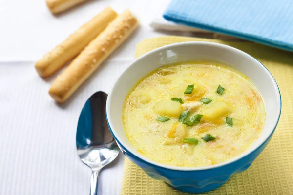 Sopa de queso con pollo, patatas y cúrcuma — Foto de Stock