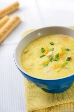 Peynir çorbası ile tavuk, patates ve zerdeçal