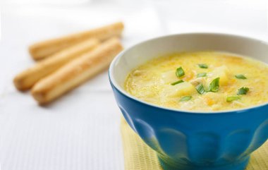 Peynir çorbası ile tavuk, patates ve zerdeçal