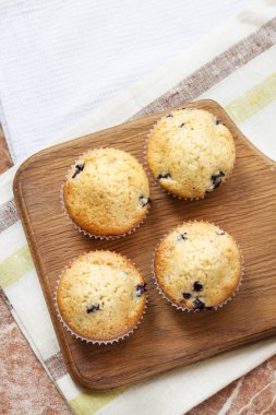 Bir ahşap tahta üzerinde yaban mersini ile ev yapımı kek