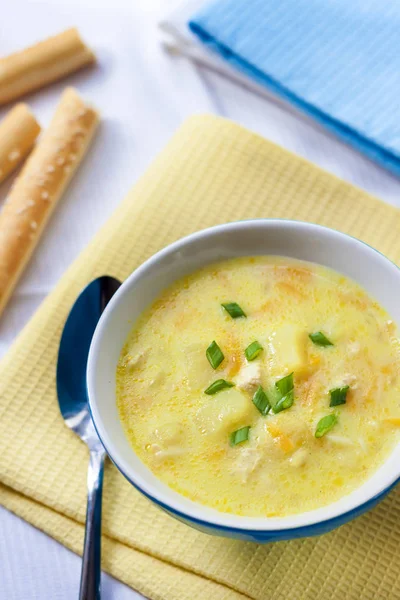 Сирний суп з куркою, картоплею та куркою. Вид зверху — стокове фото