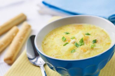 Peynir çorbası ile tavuk, patates ve zerdeçal