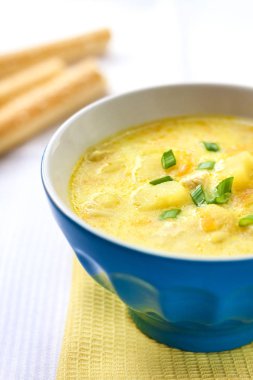 Peynir çorbası ile tavuk, patates ve zerdeçal 