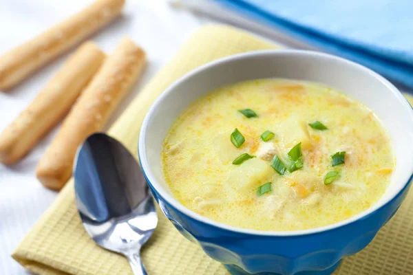 Сирний суп з куркою, картоплею та куркою — стокове фото
