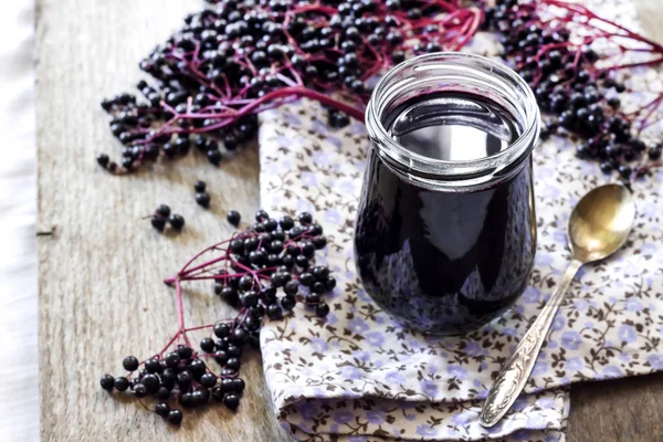 Sirop de sureau noir maison dans un bocal en verre — Photo