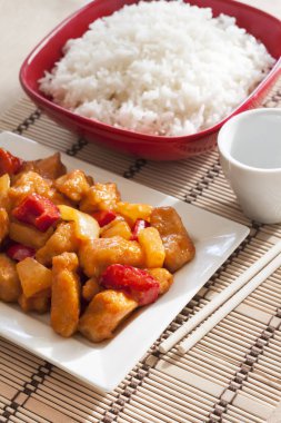 Tatlı ve ekşi tavuk, dolmalık biber ve ananas.