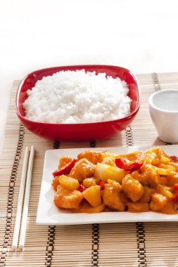 Çan biberli, ananaslı ve beyaz pirinçli tatlı ve ekşi tavuk.