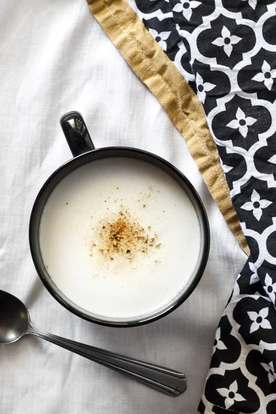 Cauliflower Soup (Creme du Barry) у чорній чаші — стокове фото