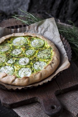 Koyu rustik ahşap tahta arka planda ev yapımı kabak ve keçi peyniri pasta