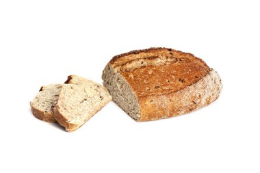Beyaz arka planda izole dilimlenmiş tüm buğday ekmeği somun