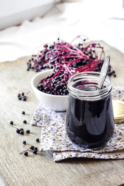 Sirop de sureau noir maison dans un bocal en verre — Photo