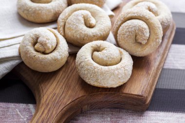 Tarçın ile salyangoz şeker kurabiye