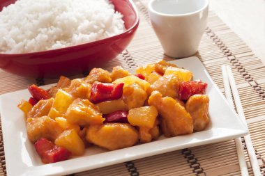 Tatlı ve ekşi tavuk, dolmalık biber ve ananas.