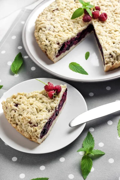 Homemade berry shortcrust pie with crumble on plate — Stock Photo, Image