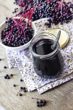 Cam kavanozda ev yapımı siyah mürver şurubu 