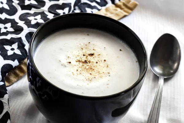 Cauliflower Soup (Creme du Barry) dalam mangkuk hitam — Stok Foto
