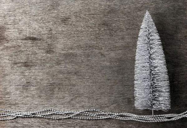 Jul sammansättning med silver julgran på trä bakgrund — Stockfoto