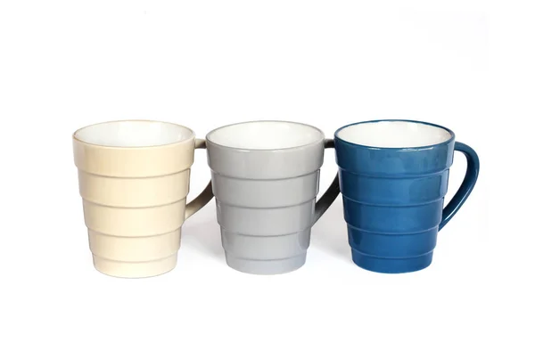 Tre tazze isolate su sfondo bianco con percorso di ritaglio — Foto Stock
