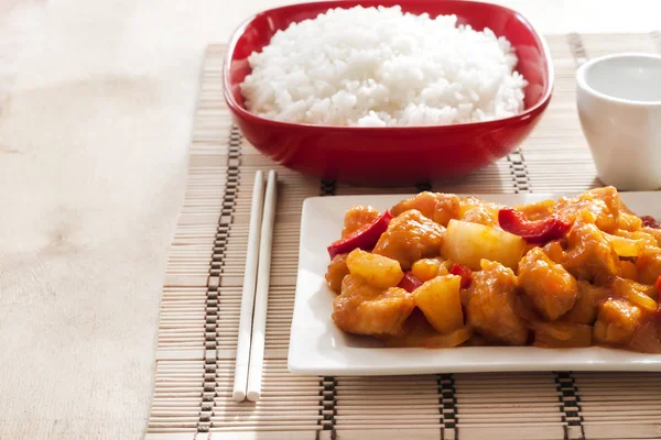 Poulet aigre-doux avec poivron et ananas. Riz blanc sur fond. Espace de copie — Photo