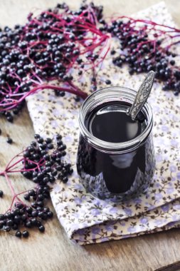 Cam kavanozda ev yapımı siyah mürver şurubu 