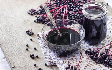 Cam kase ve kavanozda ev yapımı siyah mürver şurubu