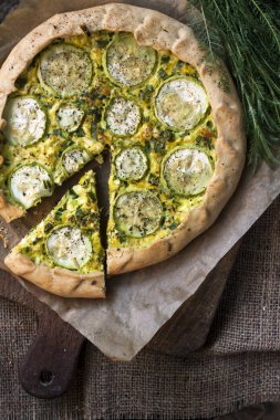 Koyu rustik ahşap tahta arka planda ev yapımı kabak ve keçi peyniri pasta