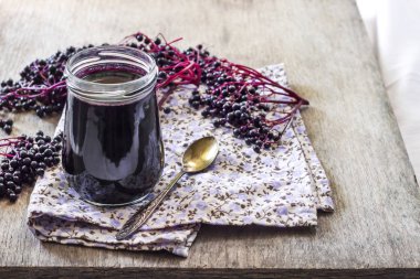 Cam kavanozda ev yapımı siyah mürver şurubu 