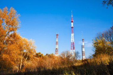 Renkli sonbahar doğası arasında Radar kuleleri