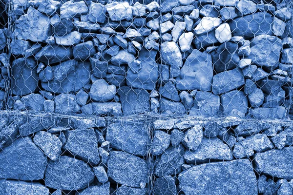 Pared de gaviones: piedras en malla de alambre utilizadas para el control de la erosión — Foto de Stock