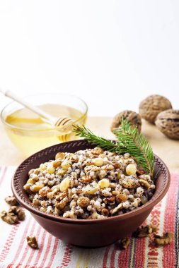 Kutia, Ukrayna, Belarus ve Rusya 'da geleneksel olarak Doğu Ortodoks Hıristiyanlar tarafından Ürdün bayramı bayramı ziyafeti sırasında sunulan tatlı soslu bir seremoni tahıl tabağıdır.