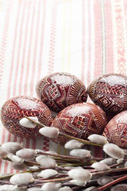 Geleneksel Ukrayna kumaşında Pysanka ile Paskalya 'da hayat devam ediyor. Doğu Avrupa kültürü için geleneksel paskalya yumurtaları. Boşluğu kopyala