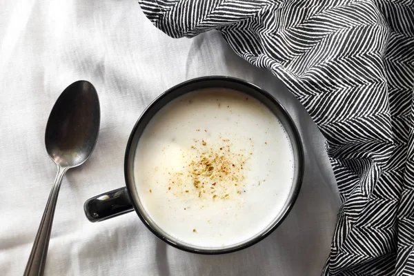 Cauliflower Soup (Creme du Barry) у чорній чаші на білому тлі з чорно-білою тканиною. Французька кухня. Вигляд зверху, зверху. — стокове фото