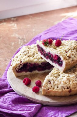 Tahtada parçalanmış ev yapımı, kısa hamurlu turta.