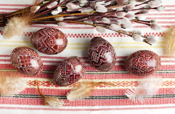 Easter still life with Pysanka on traditional Ukrainian cloth. Decorated Easter eggs, traditional for Eastern Europe culture. flat lay — Stock Photo, Image