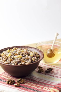 Kutia ya da kutya, geleneksel olarak Ukrayna, Belarus ve Rusya 'da Doğu Ortodoks Hıristiyanların Noel boyunca sunduğu tatlı soslu bir tören tahıl tabağıdır.