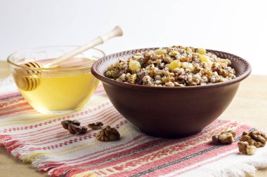 Kutia ya da kutya, geleneksel olarak Ukrayna, Belarus ve Rusya 'da Doğu Ortodoks Hıristiyanların Noel boyunca sunduğu tatlı soslu bir tören tahıl tabağıdır.